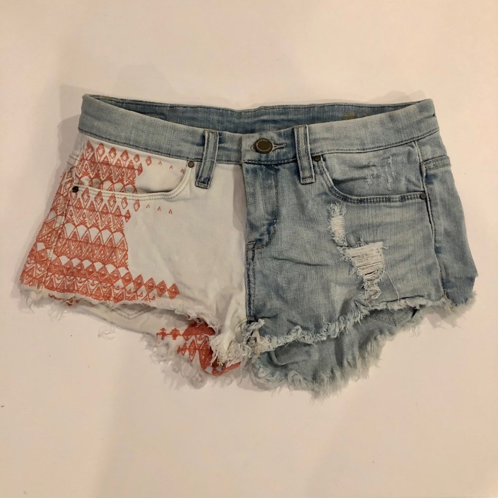 Blank NYC Embroidered Shorts w/Raw Hem - Size 25